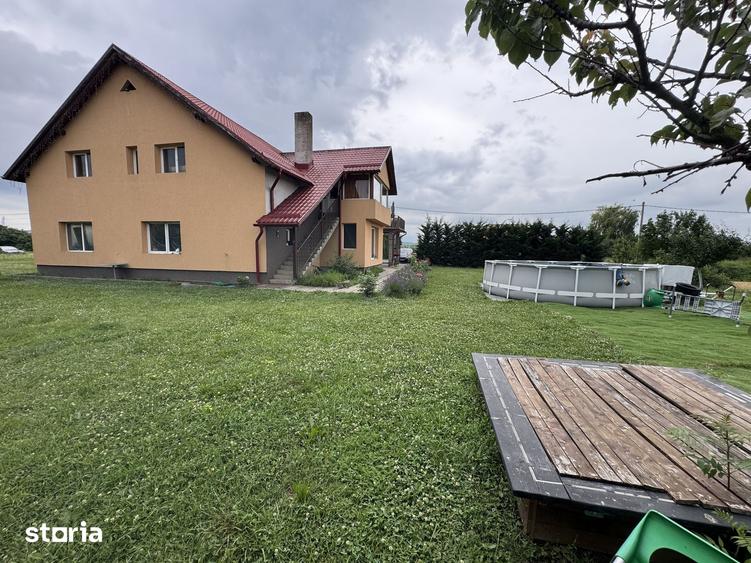Teren de 4600 mp, în Acățari