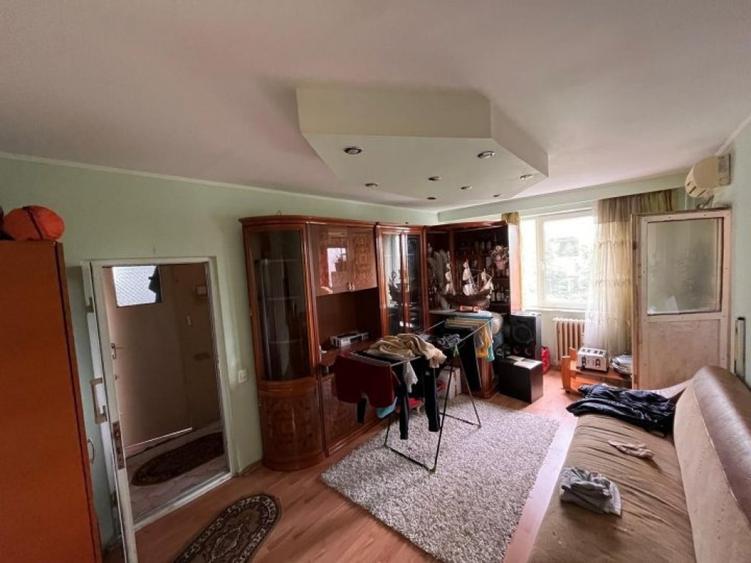 Apartament cu 4 camere semidecomandat în Apărătorii Patriei