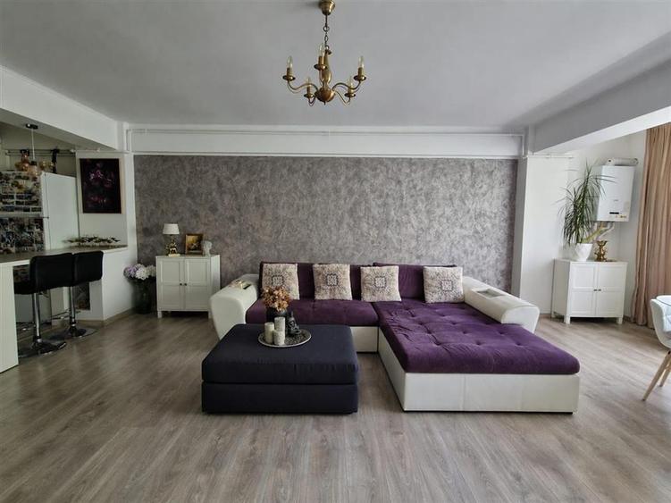 Apartament cu 3 camere semidecomandat, mobilat în Exterior Est