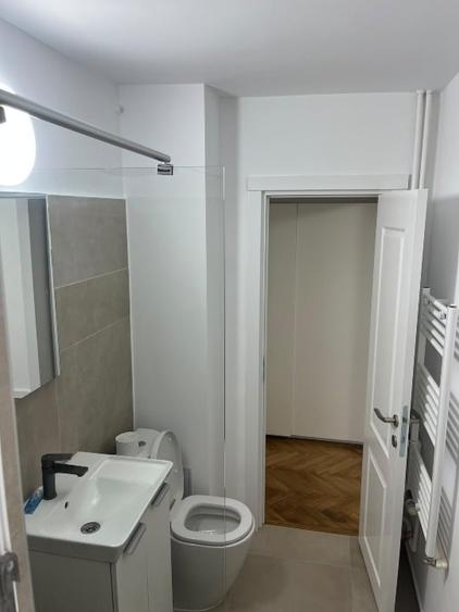 Apartament cu 3 camere semidecomandat, mobilat în Baba Novac