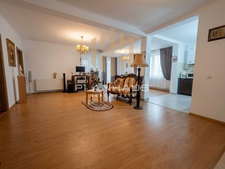 Apartament cu 3 camere decomandat în Valea Borcutului