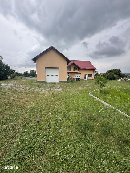 Teren de 4600 mp, în Acățari