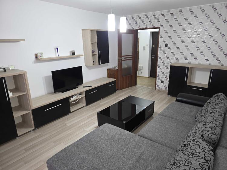 Apartament cu 3 camere decomandat în Frații Golești