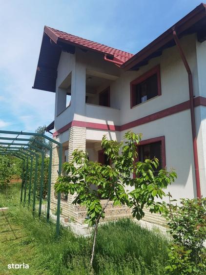 Casă cu 6 camere cu Teren 882 Mp în Bănești