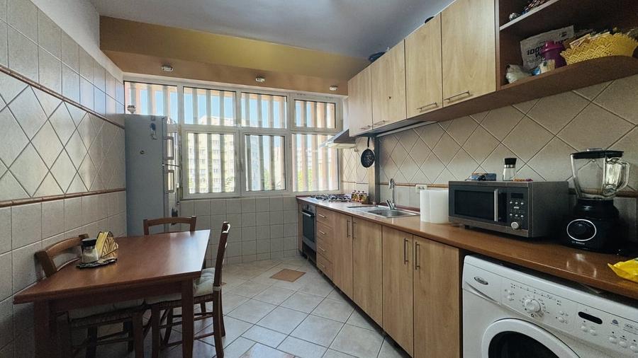 Apartament cu 3 camere semidecomandat în Obor