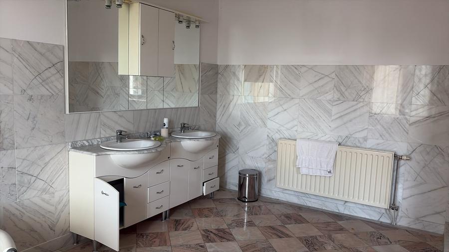 Casă individuală cu 9 camere cu Teren 2500 Mp în Pipera