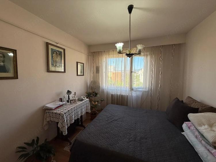 Apartament cu 3 camere semidecomandat în Gojdu