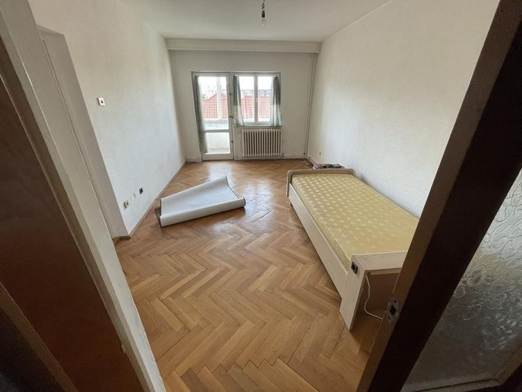 Apartament cu 3 camere decomandat în Cetate