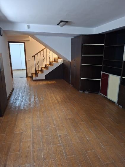 Casă individuală cu 5 camere cu Garaj în 1 Mai