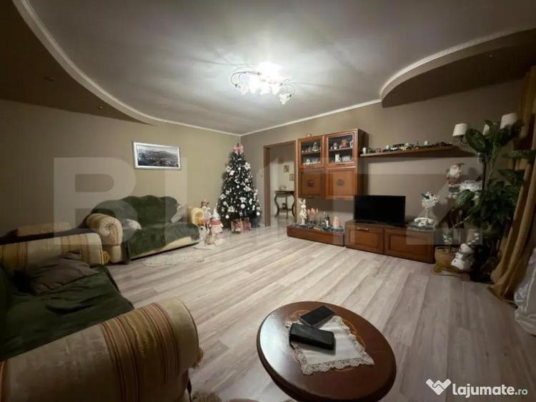 Apartament cu 3 camere semidecomandat în Craiovița Nouă