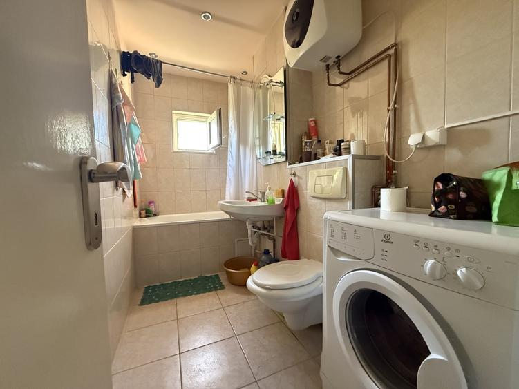 Apartament cu 3 camere semidecomandat, mobilat în Dâmbovița