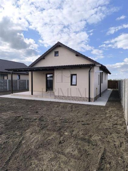 Casă individuală cu 3 camere cu Canalizare în Sânmihaiu Român