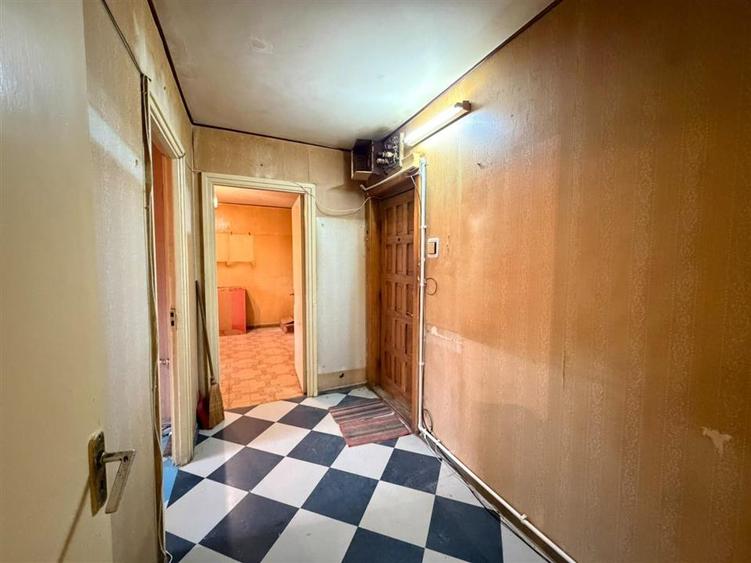 Apartament cu 3 camere semidecomandat în Podu Roș
