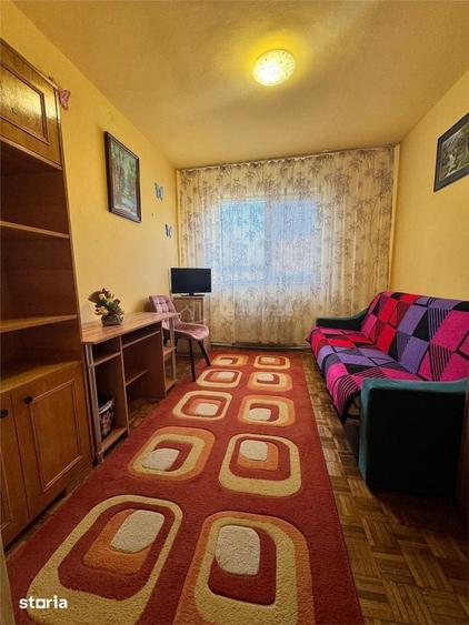 Apartament cu 3 camere semidecomandat în Gojdu