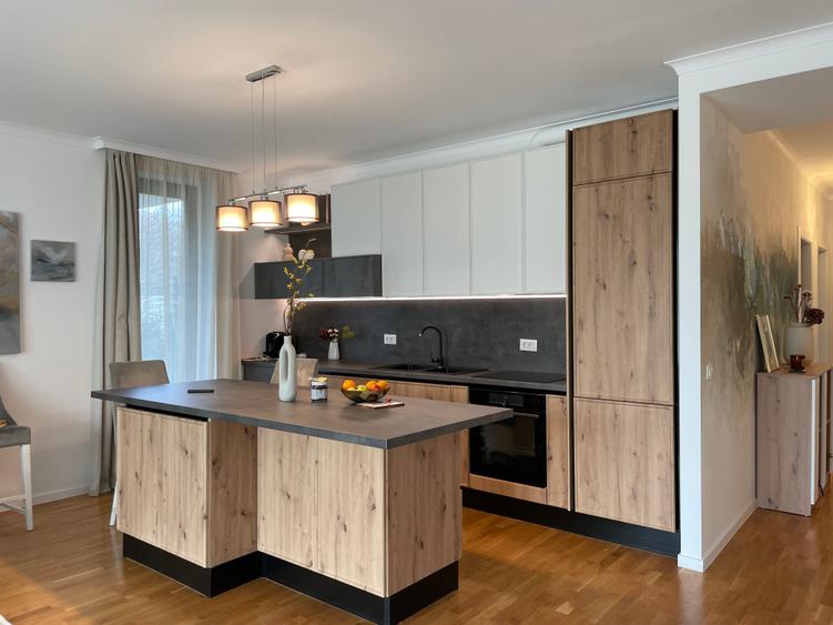 Apartament cu 4 camere decomandat în Băneasa