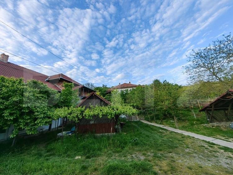 Casă individuală cu 5 camere cu Garaj în Șard
