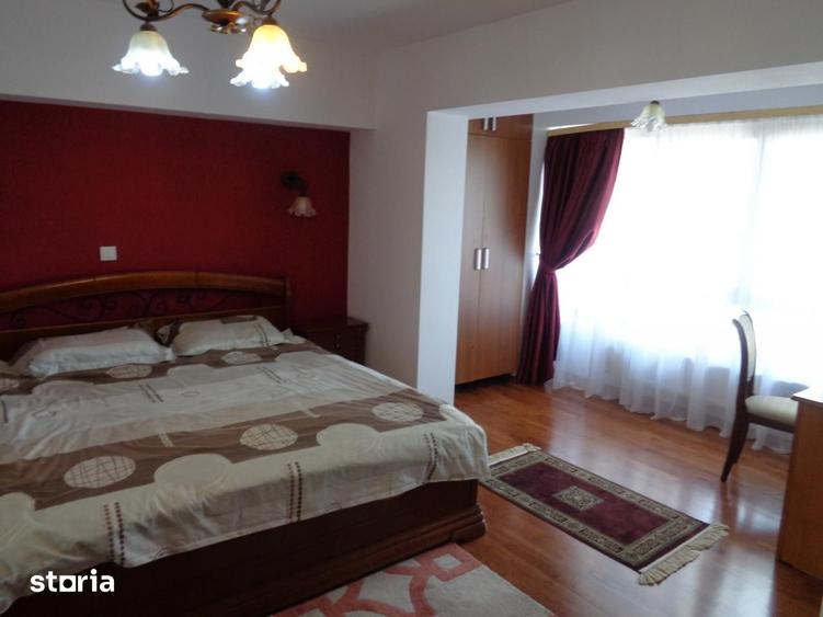 Apartament cu 3 camere decomandat în Calea București