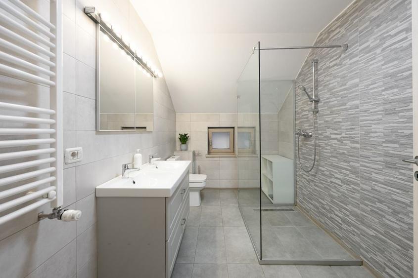 Casă individuală cu 6 camere cu Canalizare în Geamăna