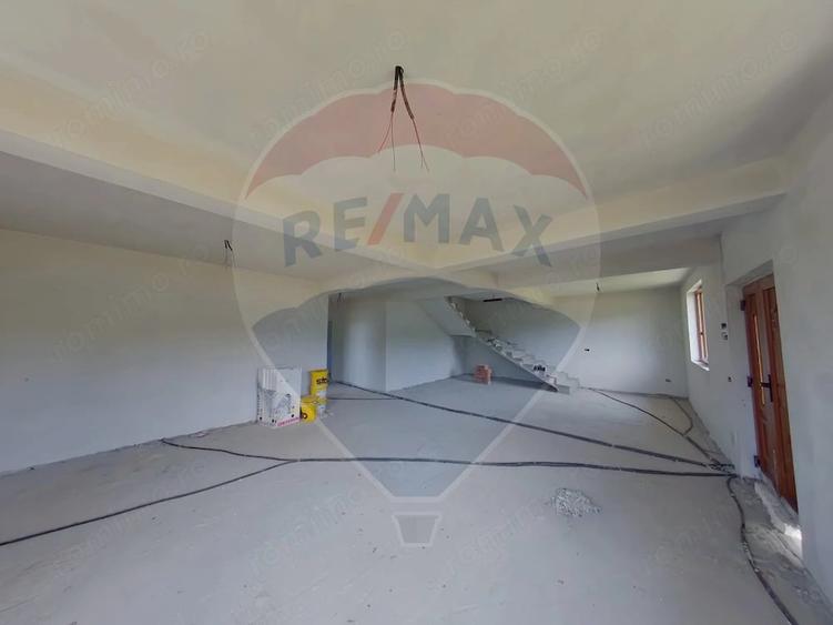 Casă cu Teren 2124 Mp în Crăciunești