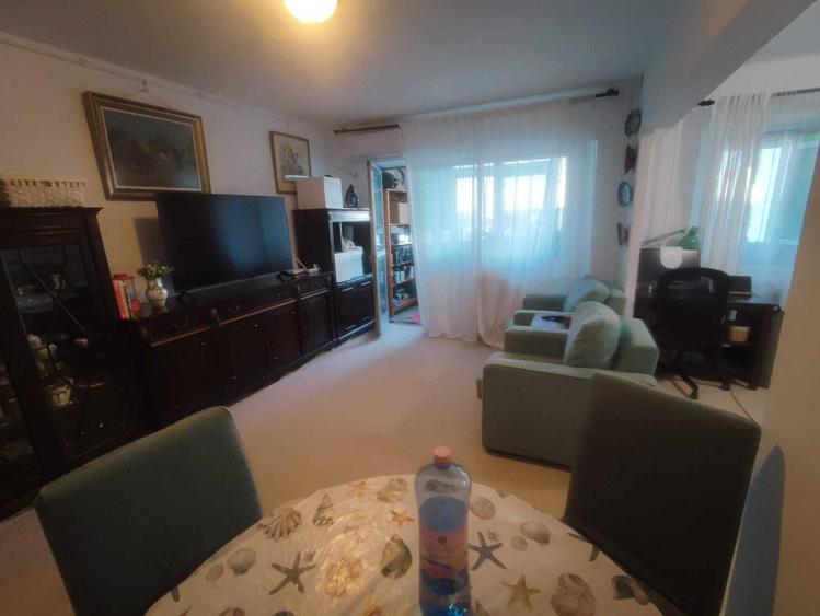 Apartament cu 3 camere semidecomandat în Titulescu