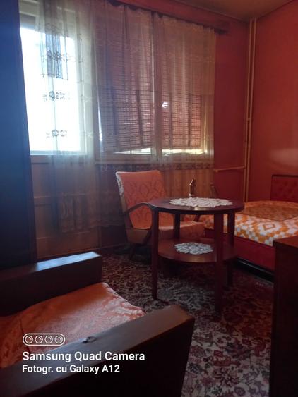 Apartament cu 3 camere semidecomandat în Cina