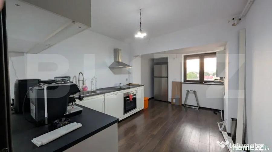 Apartament cu 3 camere semidecomandat în Micro 3