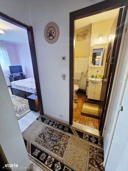 Apartament cu 3 camere semidecomandat, mobilat în Central