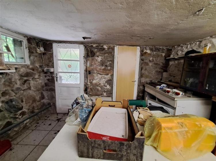 Casă individuală cu 7 camere cu Teren 1660 Mp în Pietroasa