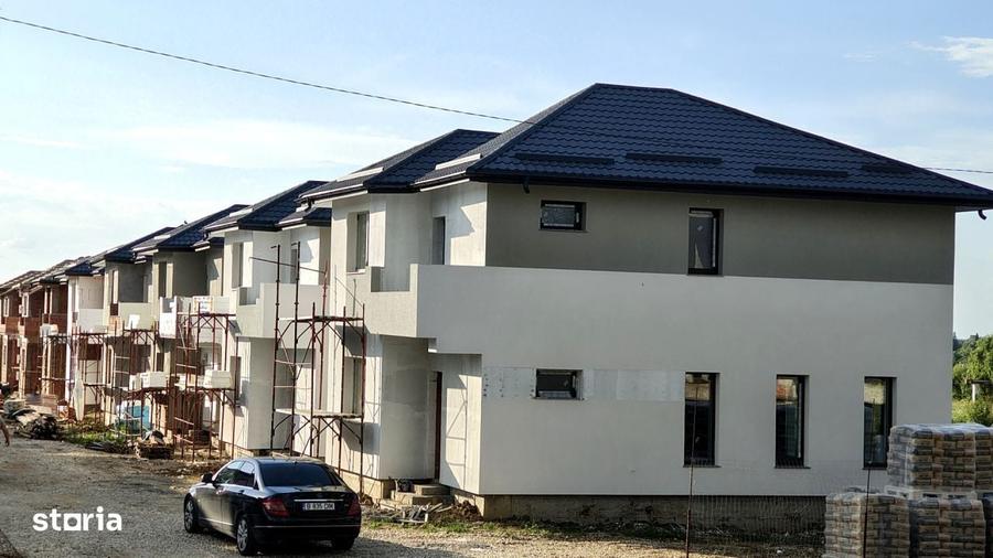 Casă cu 4 camere în Roșu