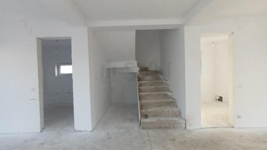 Casă individuală cu 4 camere cu Canalizare în Central