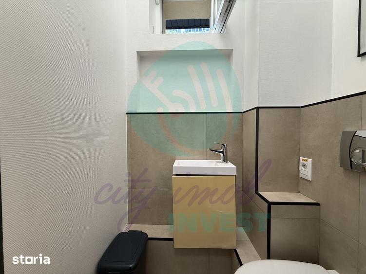 Casă cu 10 camere cu Teren 215 Mp în Tei