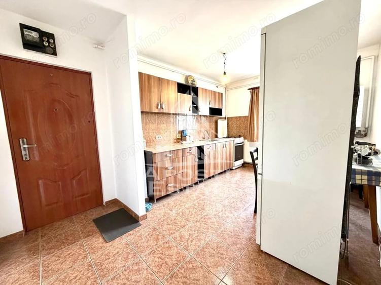 Apartament cu 2 camere semidecomandat în Girocului