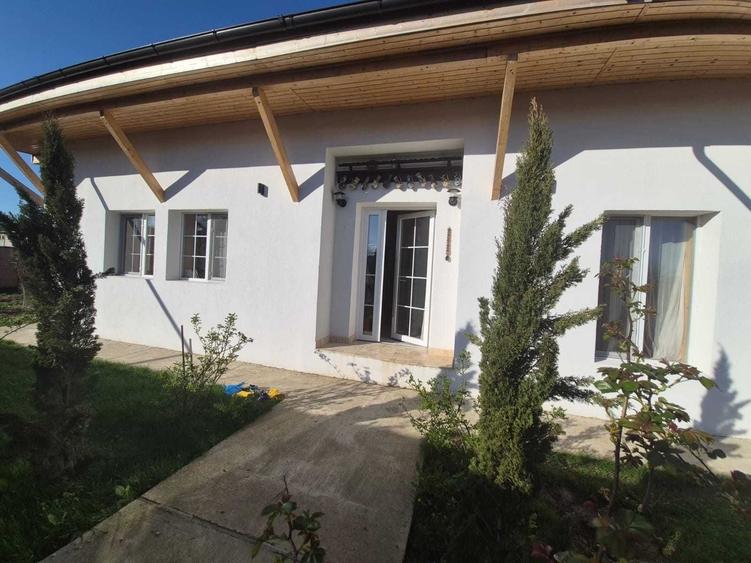 Casă cu 4 camere cu Teren 1000 Mp în Ciofliceni