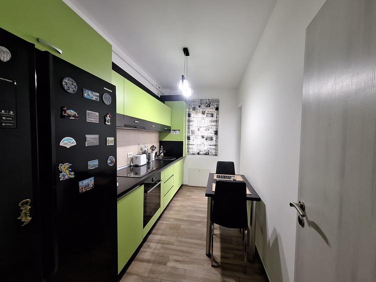 Apartament cu 3 camere semidecomandat, mobilat în Buziașului