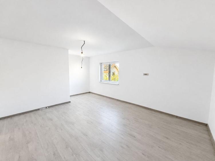 Duplex cu 4 camere cu Canalizare în Moșnița Nouă