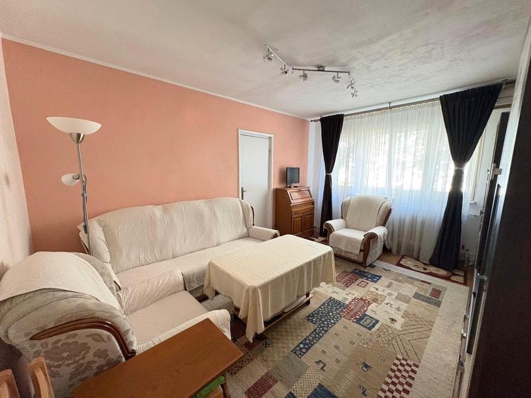 Apartament cu 3 camere semidecomandat, mobilat în Circumvalațiunii