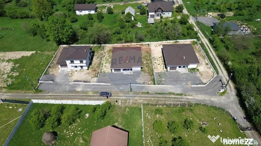 Casă cu 7 camere cu Teren 892 Mp în Est