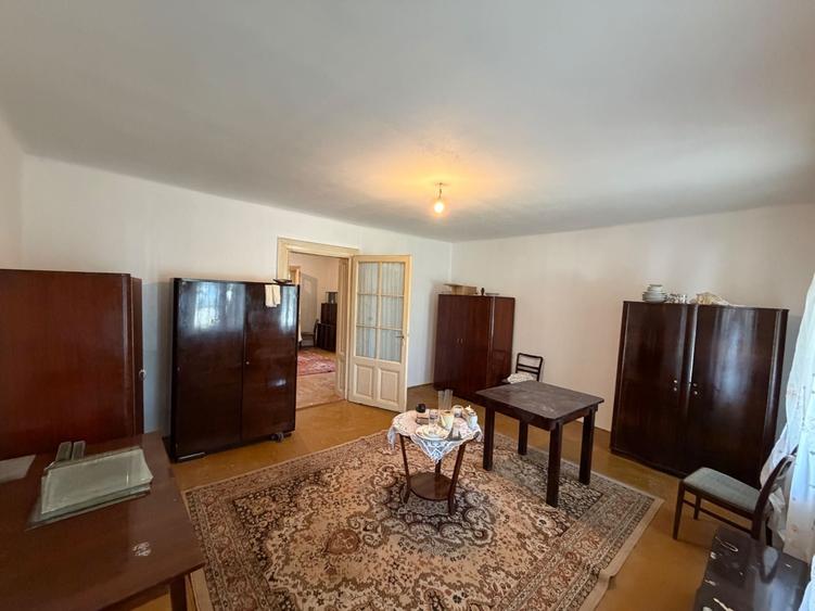Casă cu 3 camere cu Teren 1300 Mp în Central