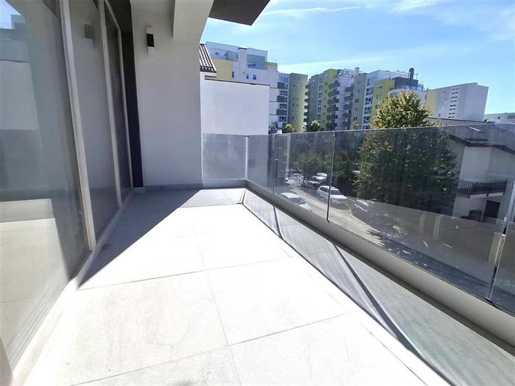 Apartament cu 2 camere decomandat în Tractorul