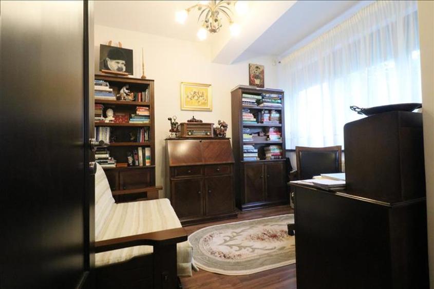 Casă individuală cu 7 camere cu Garaj în Copou