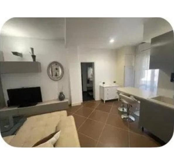 Apartament cu 3 camere semidecomandat, mobilat în Universitate
