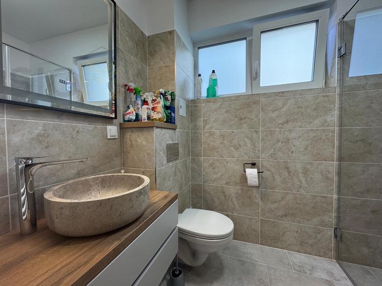 Apartament cu 3 camere semidecomandat, mobilat în Semicentral