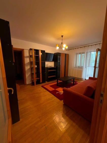 Apartament cu 4 camere semidecomandat în Hărmanului