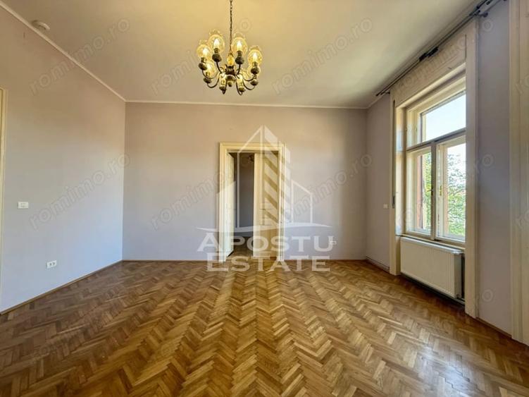 Apartament cu 5 camere decomandat în Sinaia
