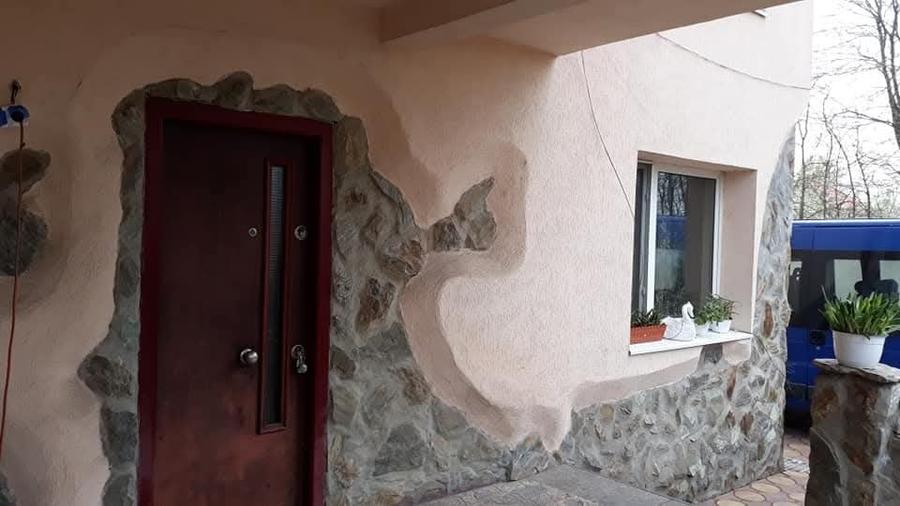 Casă individuală cu 8 camere cu Canalizare în Lascăr Catargiu