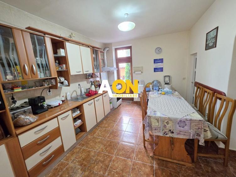 Casă individuală cu 5 camere cu Canalizare în Central