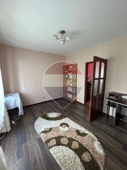 Casă individuală cu 10 camere cu Teren 154 Mp în Central