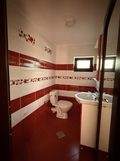 Casă individuală cu 5 camere cu Garaj în Hangu