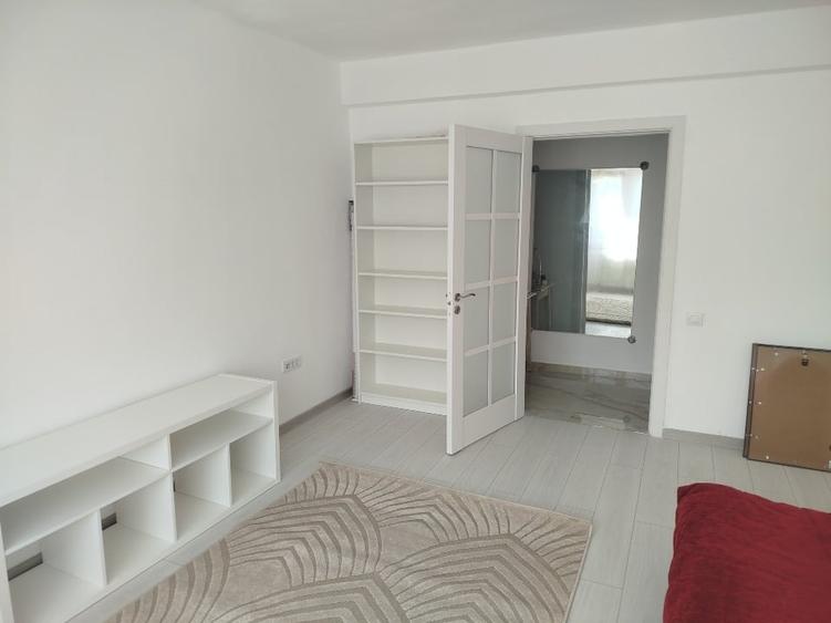 Apartament cu 3 camere decomandat, mobilat în Tractorul