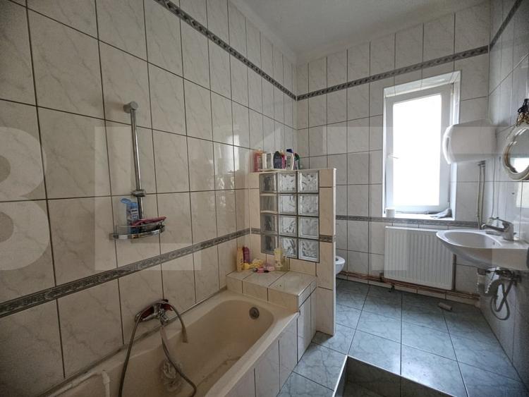 Casă individuală cu 12 camere cu Canalizare în Ultracentral